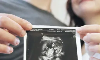 couple with baby sonogram